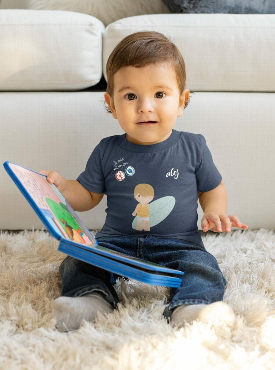 bebe avec des allergies alimentaires portant un t-shirt alrj de prevention
