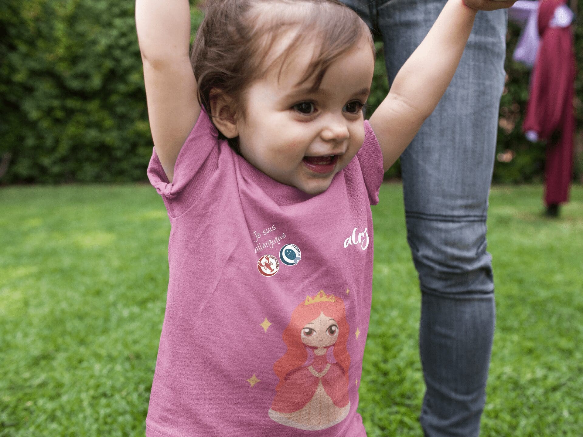 bébé avec allergies alimentaires portant un t-shirt alrj princesse
