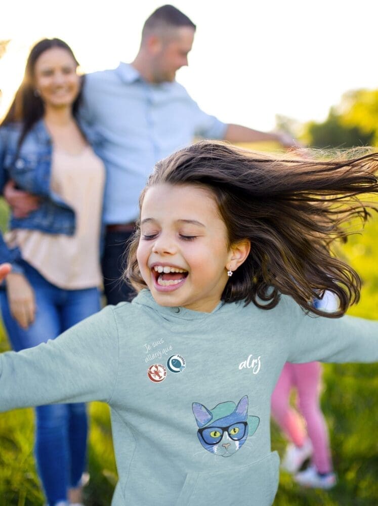 jeune fille avec des allergies alimentaires portant un sweatshirt alrj chat