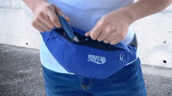 3A insertion d'un injecteur d'adrénaline dans la banane Breezy