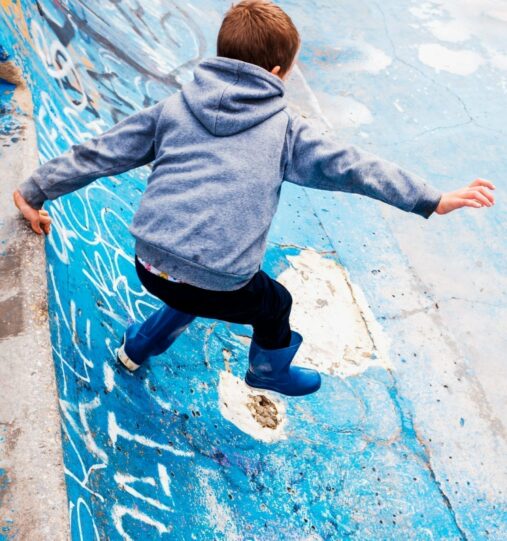 enfant allergique en sweatshirt dans un skatepark