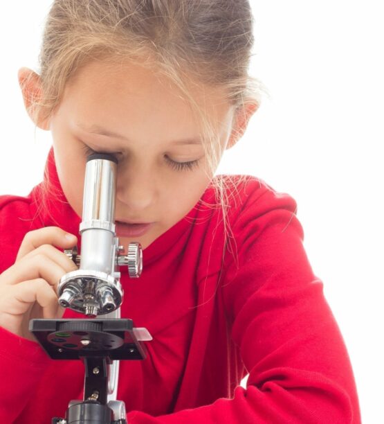 jeune fille allergique regarde dans un microscope