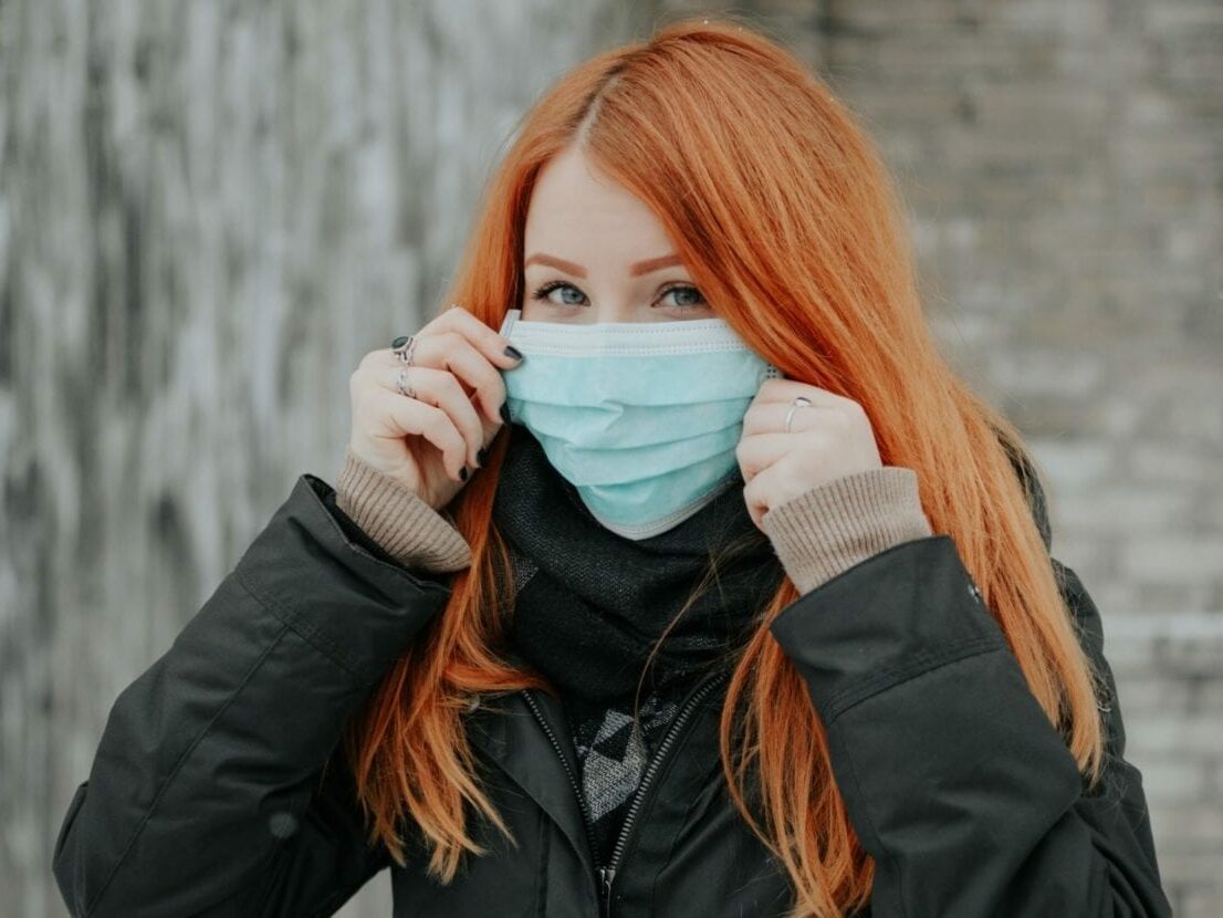 Femme portant un masque de protection contre le COVID-19
