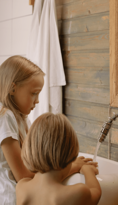 Jeune fille allergique qui apprend a son petit frère a bien se laver les mains