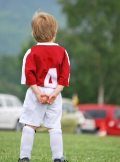 petit garçon avec des allergies alimentaires qui joue au football