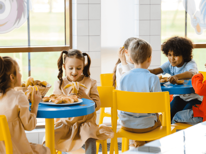 enfants qui mangent à la cantine de l'école