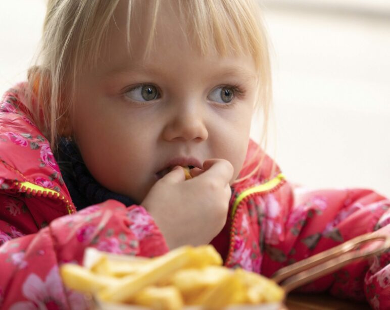 petite fille mangeant pour la première fois son allergène