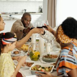 repas de famille avec un enfant ayant des allergies alimentaires