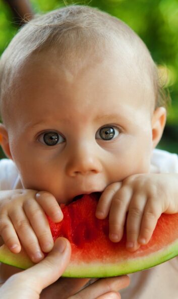 bébé garçon qui mange de la pastèque